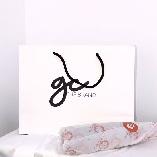 Saco de papel branco personalizado da sacola do presente do papel do marfim da cor 220GSM para a loja de pano