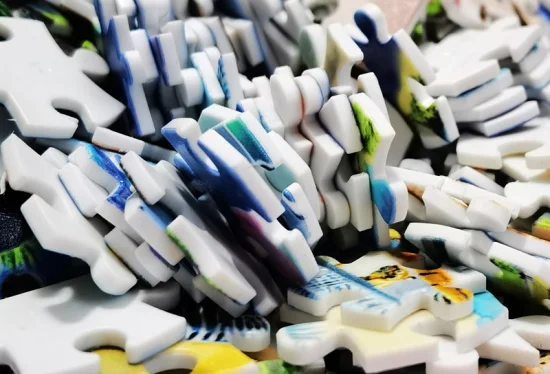  Quebra-cabeça de plástico de 1000 peças a granel com padrões personalizáveis, tamanhos e número de peças para presentes de brinquedo para adultos e crianças.  Imagem Física